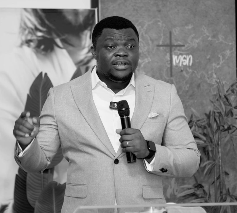 Phil&eacute;mon Louange SOSSOU enseignant sur la discipline